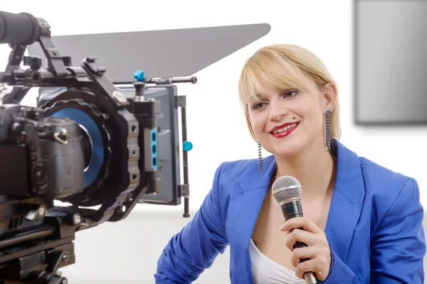 Retrato de mulher loira elegante repórter de TV — Fotografia de Stock