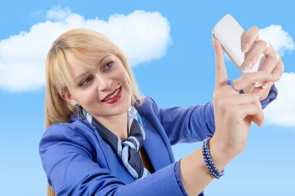 Beauté blonde fille avec costume bleu, selfie, sur blanc — Photo