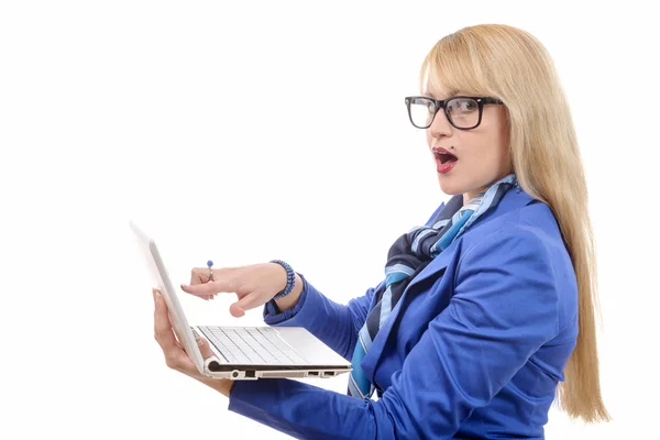 Joven mujer de negocios con cuaderno — Foto de Stock