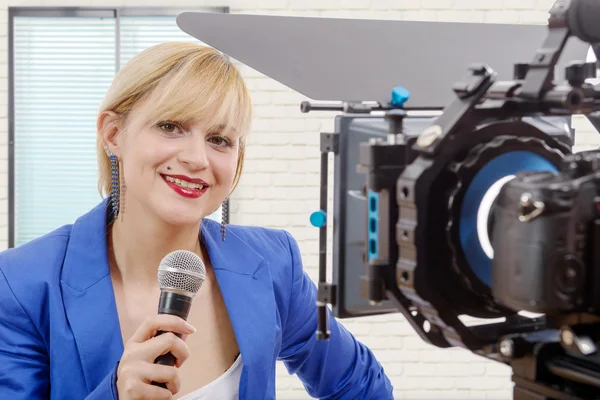 Portrét elegantní blondýnka televizní reportérka — Stock fotografie