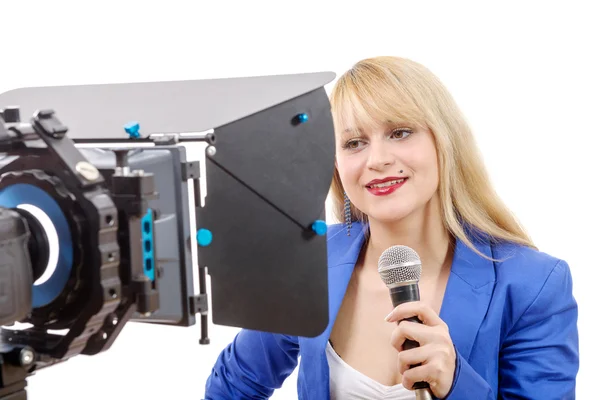 Retrato de mulher loira elegante repórter de TV — Fotografia de Stock