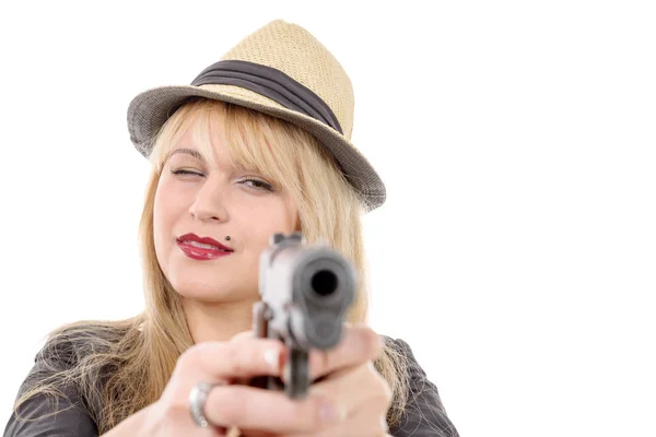 한 손으로 카메라에 총을 가리키는 젊은 예쁜 여자, — 스톡 사진