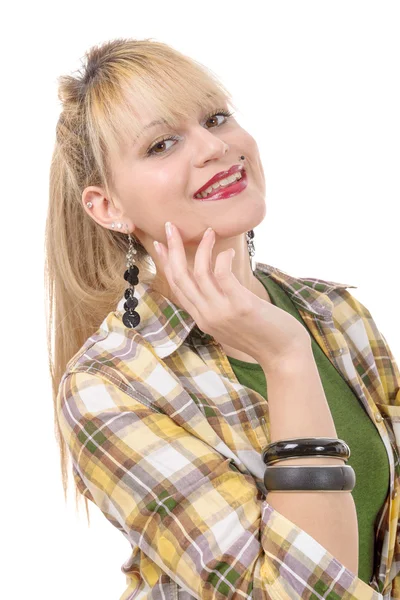 Portret uśmiechający się młoda kobieta o blond włosach — Zdjęcie stockowe