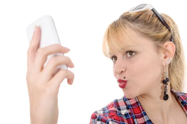 Atraktivní mladá žena v kostkované košili s mobilním telefonem — Stock fotografie