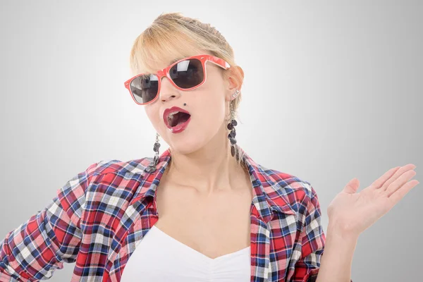 Bonita mujer joven con gafas de sol rojas — Foto de Stock