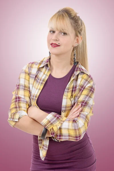 Portret uśmiechający się młoda kobieta w strój purpurowy — Zdjęcie stockowe