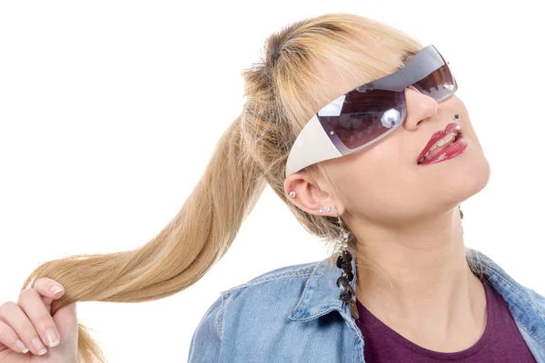 Aantrekkelijke blonde vrouw met een zonnebril op wit — Stockfoto