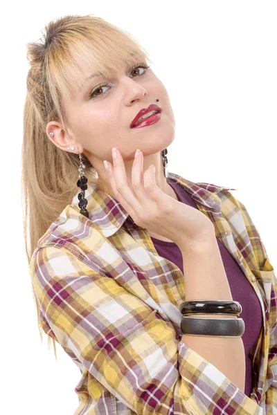 Portrait d'une jeune femme souriante aux cheveux blonds, sur fond blanc — Photo