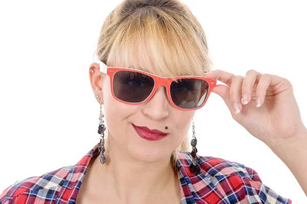 Bonita mujer joven con gafas de sol rojas —  Fotos de Stock