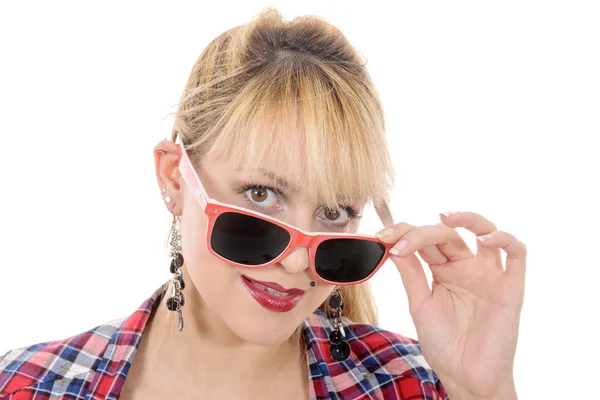 Hübsche junge Frau mit roter Sonnenbrille — Stockfoto