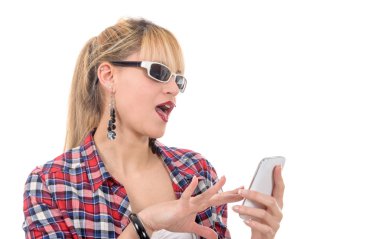 cep telefonu ile Kareli gömlekli çekici genç kadın