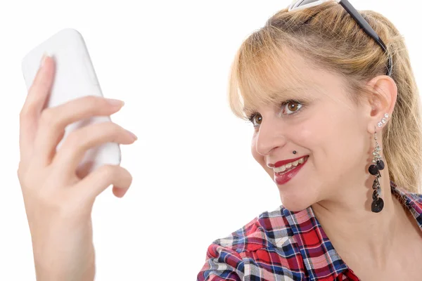 Atractiva mujer joven en camisa a cuadros con un teléfono celular — Foto de Stock