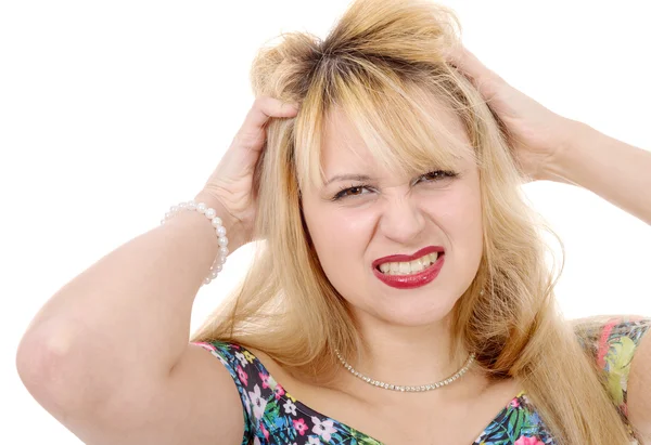 Frustré jolie femme blonde avec les mains sur la tête — Photo