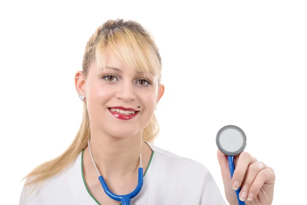 Femme médecin avec un stéthoscope écoute, isolé sur blanc ba — Photo