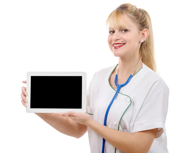 Jeune femme gaie médecin montre sa tablette vierge, isoler — Photo