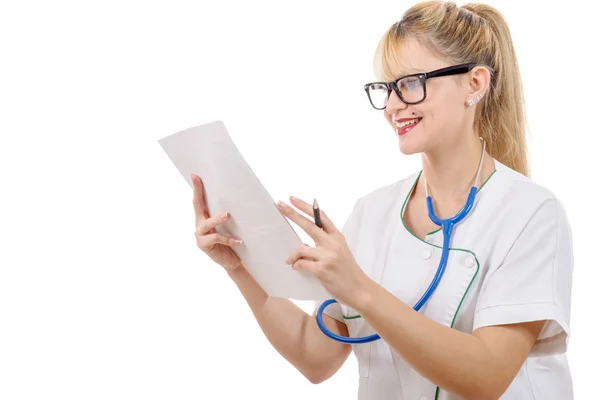 Ładne kobiece kobieta lekarz pisania jej rozpoznania w szpitalu — Zdjęcie stockowe