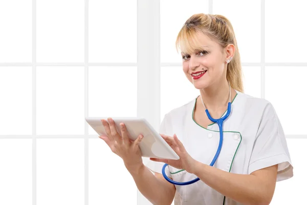 Enfermera sosteniendo y usando una tableta digital — Foto de Stock