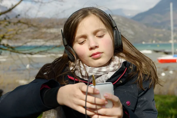 Joven adolescente escuchando música en su teléfono —  Fotos de Stock