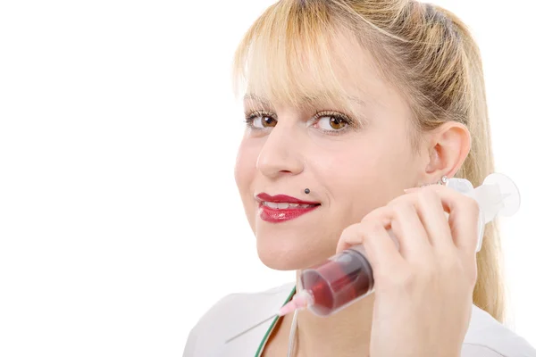 Gelukkig lachend jonge vrouwelijke arts met spuit — Stockfoto