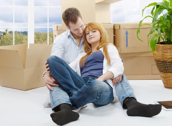 Lyckliga paret sitter i nya huset — Stockfoto