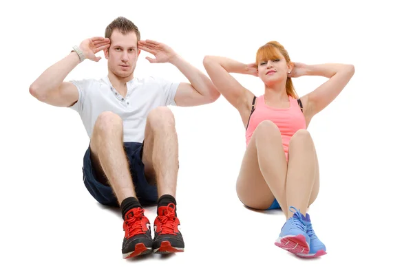 美しい若い女性と男性ストレッチ体操を行う — ストック写真