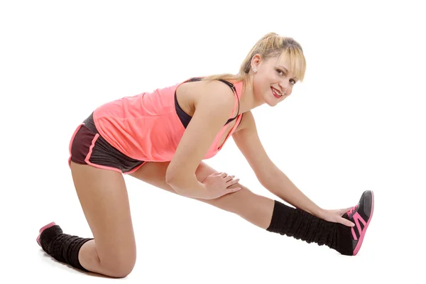 Krásná mladá sportovkyně dělá protahovací cvičení — Stock fotografie