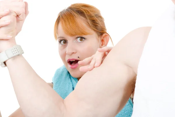 Kvinna undersöka böjning biceps av pojkvännen muskulös — Stockfoto
