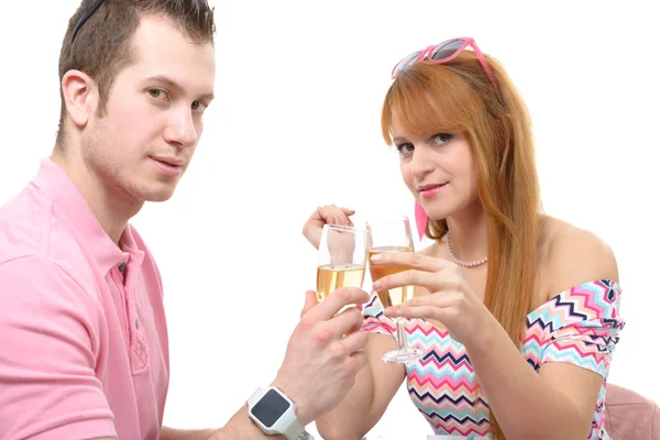 Heureux jeune couple boire un verre de champagne — Photo