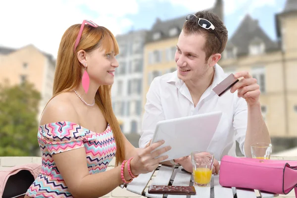 Jong stel winkelen op internet met tablet — Stockfoto