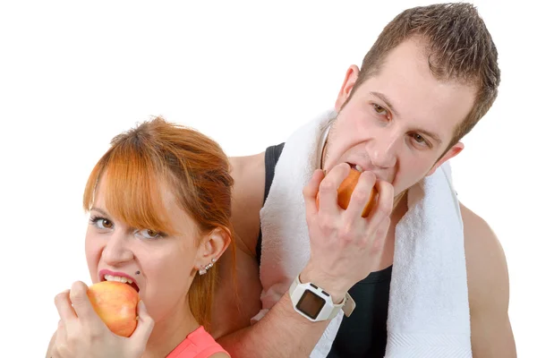 Sonriente joven hombre y mujer con manzanas —  Fotos de Stock