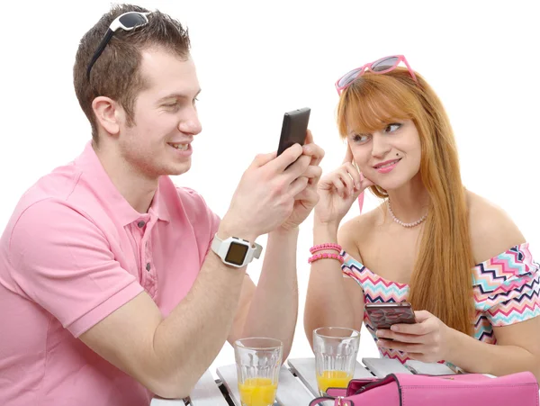 Lyckliga par med mobiltelefoner — Stockfoto