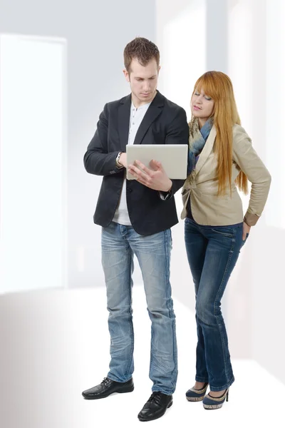 Twee mensen uit het bedrijfsleven werkt samen met een laptop — Stockfoto