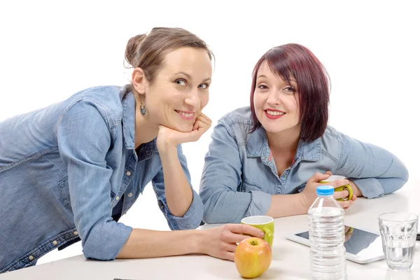 Två kvinnliga kollegor gör en fika — Stockfoto