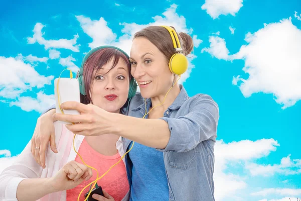 Dwóch młodych uśmiechający się kobiet przyjmujących selfie. — Zdjęcie stockowe