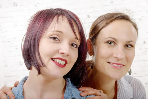 Porträtt av en vacker två unga kvinnor ler — Stockfoto
