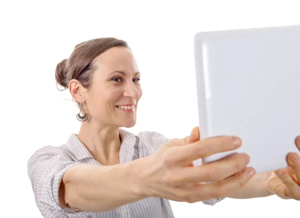 Attraente giovane donna che prende selfie con tablet in uno studio — Foto Stock