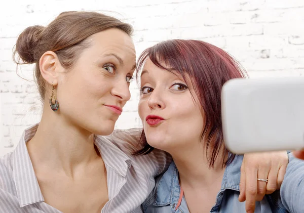 İki genç kadın bir selfie alarak. — Stok fotoğraf