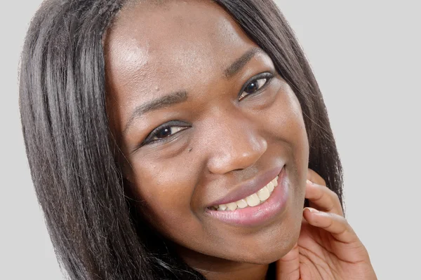 Retrato de una hermosa joven afroamericana — Foto de Stock