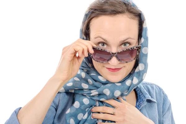 Hermosa mujer con gafas de sol aisladas en blanco —  Fotos de Stock