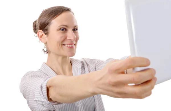 Attraente giovane donna che prende selfie con tablet in uno studio — Foto Stock