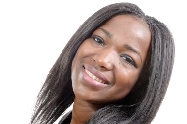 güzel bir Afrikalı-Amerikalı genç kadın portresi