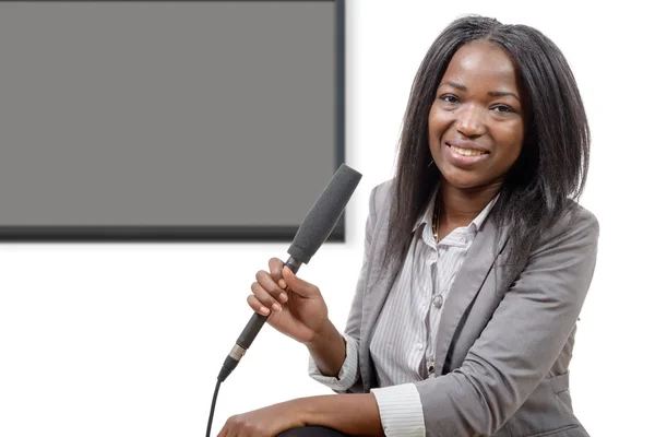 Junger afrikanisch-amerikanischer Journalist mit Mikrofon — Stockfoto