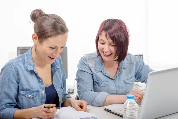 Dos mujeres de la universidad que trabajan en ordenador portátil — Foto de Stock