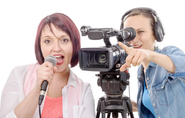Genç kadın gazeteci bir mikrofon ve kameramanı — Stok fotoğraf
