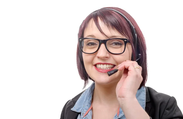 Close-up portret van lachende jonge vrouw met hoofdtelefoon — Stockfoto