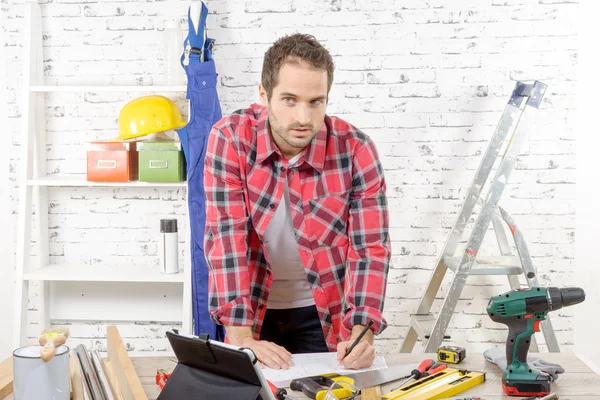 Jonge timmerman in zijn atelier — Stockfoto