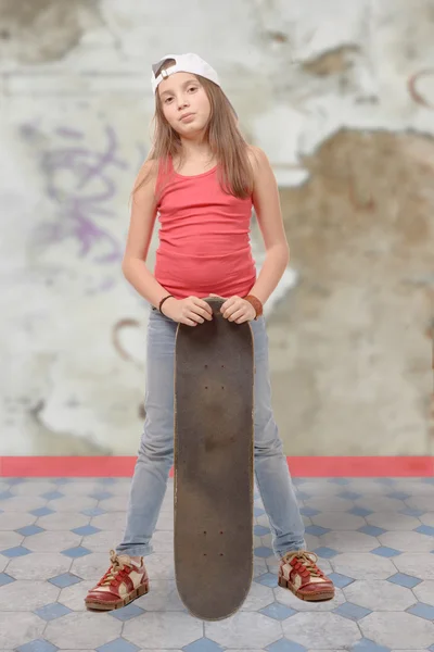 Mode hübsches kleines Mädchen mit Skateboard — Stockfoto