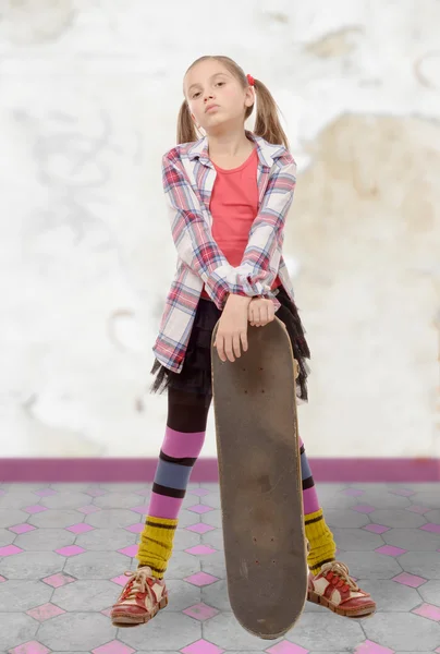 Módní hezká holčička s skateboard — Stock fotografie