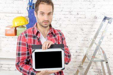  Genç marangoz gösteren ekran dijital Tablet
