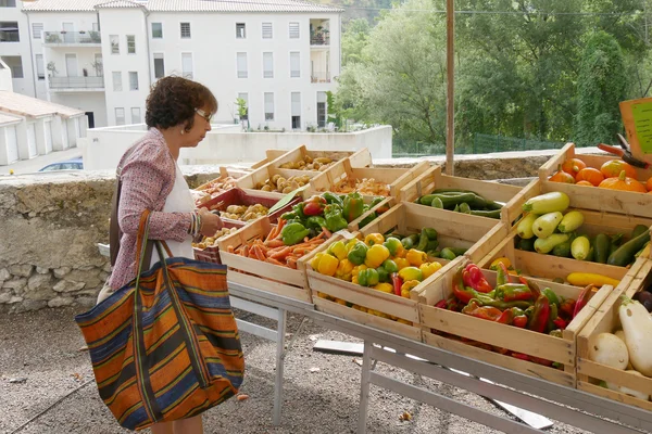 Mulher no mercado de legumes — Fotografia de Stock